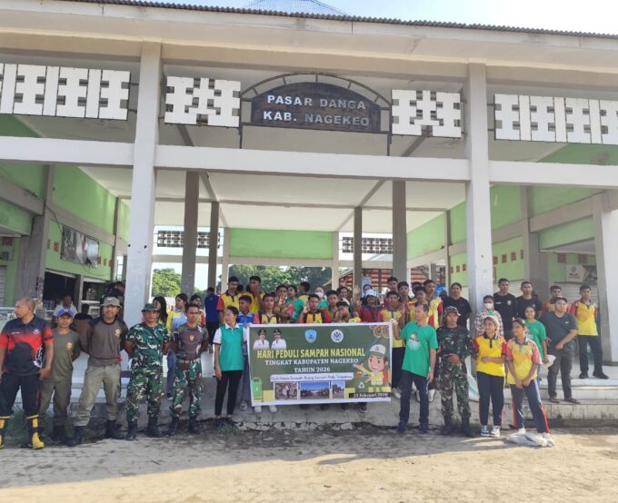 JUMAT BERSIH DI PASAR DANGA, SINERGI SMK GONZAGA MBAY, BABINSA, DAN DLH BANGUN KESADARAN LINGKUNGAN