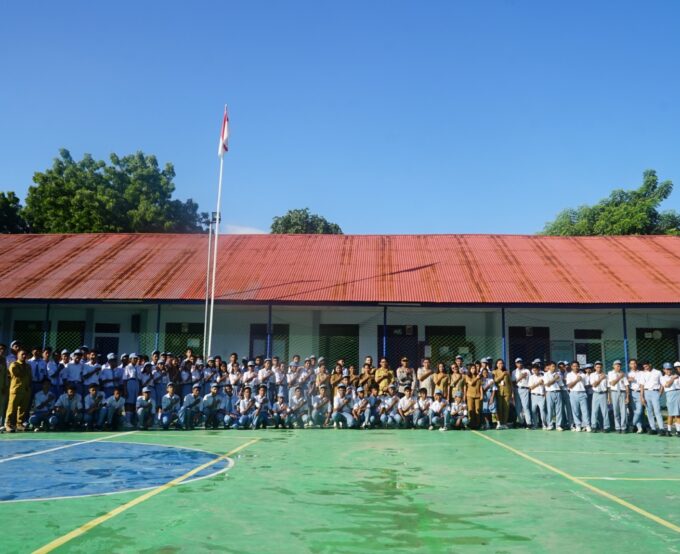 Kasat Res Narkoba Polres Nagekeo Pimpin Upacara Bendera di SMK Gonzaga Mbay